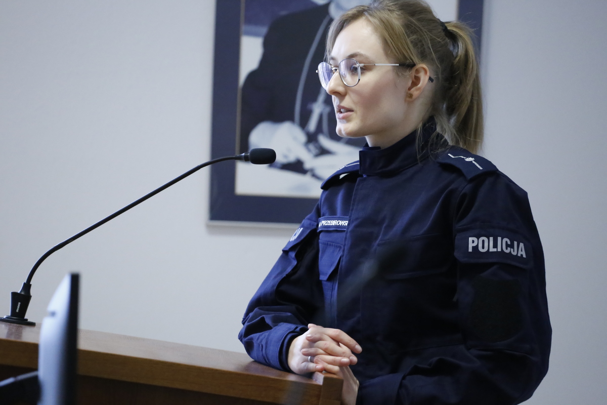 młodszy aspirant Agata Przebierowska opowiada studentom jak wygląda praca policjanta.