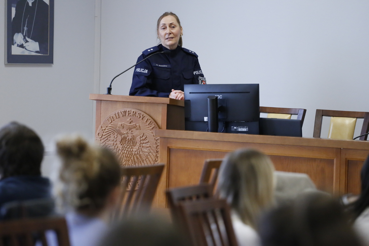 Podkomisarz Marzena Bancerz tłumaczy studentom jak wygląda rekrutacja do policji.