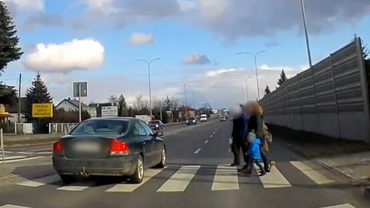 Stop klatka z filmu na którym widać jak kierowca Volvo przejechał przez pasy w momencie, gdy znajdowała się na nich czwórka osób, w tym dwoje dzieci.