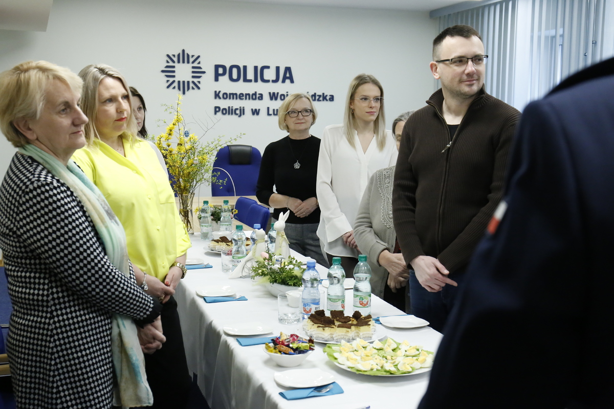 Wdowy i sieroty po poległych w służbie policjantach w sali konferencyjnej Komendy Wojewódzkiej Policji w Lublinie.