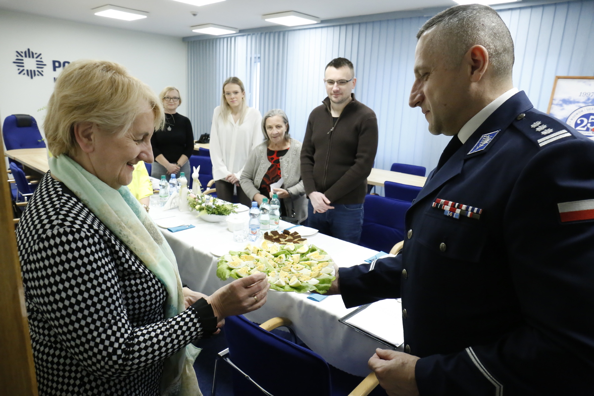 Pierwszy Zastępca Komendanta Wojewódzkiego Policji w Lublinie dzieli się świątecznym jajkiem z wdowami i sierotami po poległych w służbie policjantach.