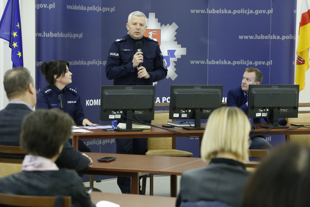 Komendant Wojewódzki Policji w Lublinie nadinspektor Artur Bielecki przemawia do zgromadzonych na spotkaniu dyrektorów szkół.