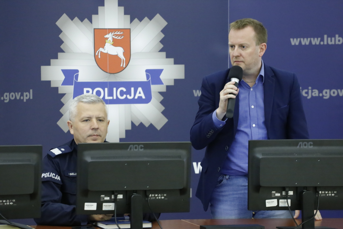 Piotr Szczepanik Wicekurator Oświaty w Lublinie przemawia do zgromadzonych gości w Komendzie Wojewódzkiej Policji w Lublinie. 