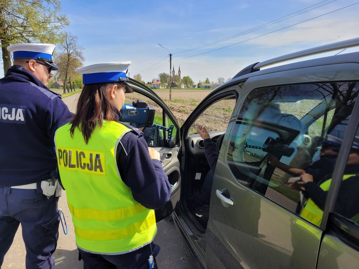 policjanci kontroluja kierowcę pojazdu