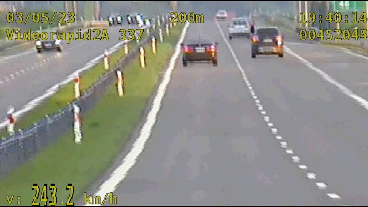 Stop klatka z videorejestratora policji na którym widać zarejestrowaną prędkość 243 km/h z jaką poruszał sie mężczyzna.