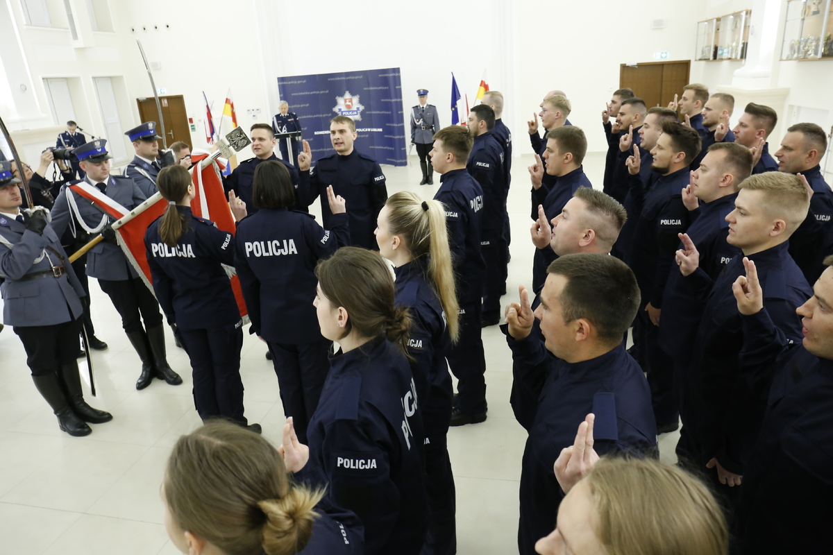 Policjanci ślubują na Sztandar Komendy Wojewódzkiej Policji w Lublinie.