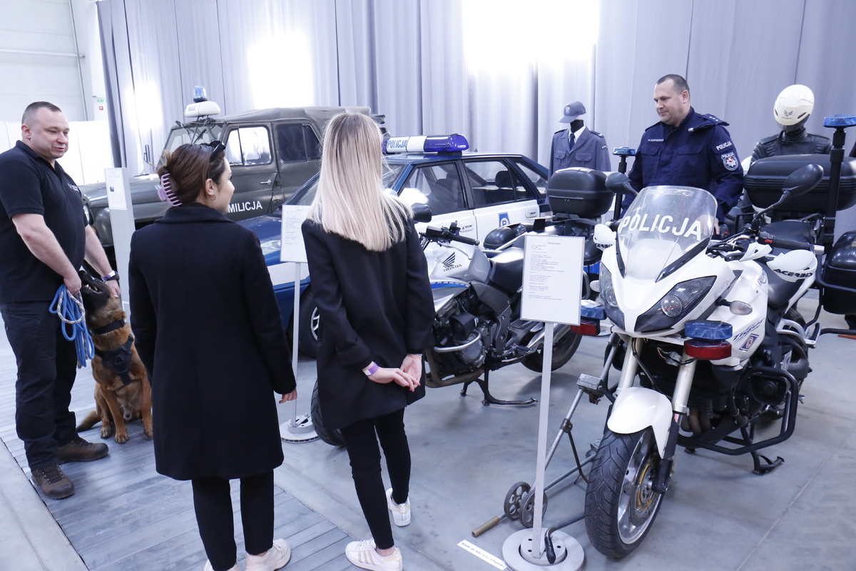 Komisarz Marcin Czuryszkiewicz pojazuje motocykle policyjne które były i są w służbie policji.
