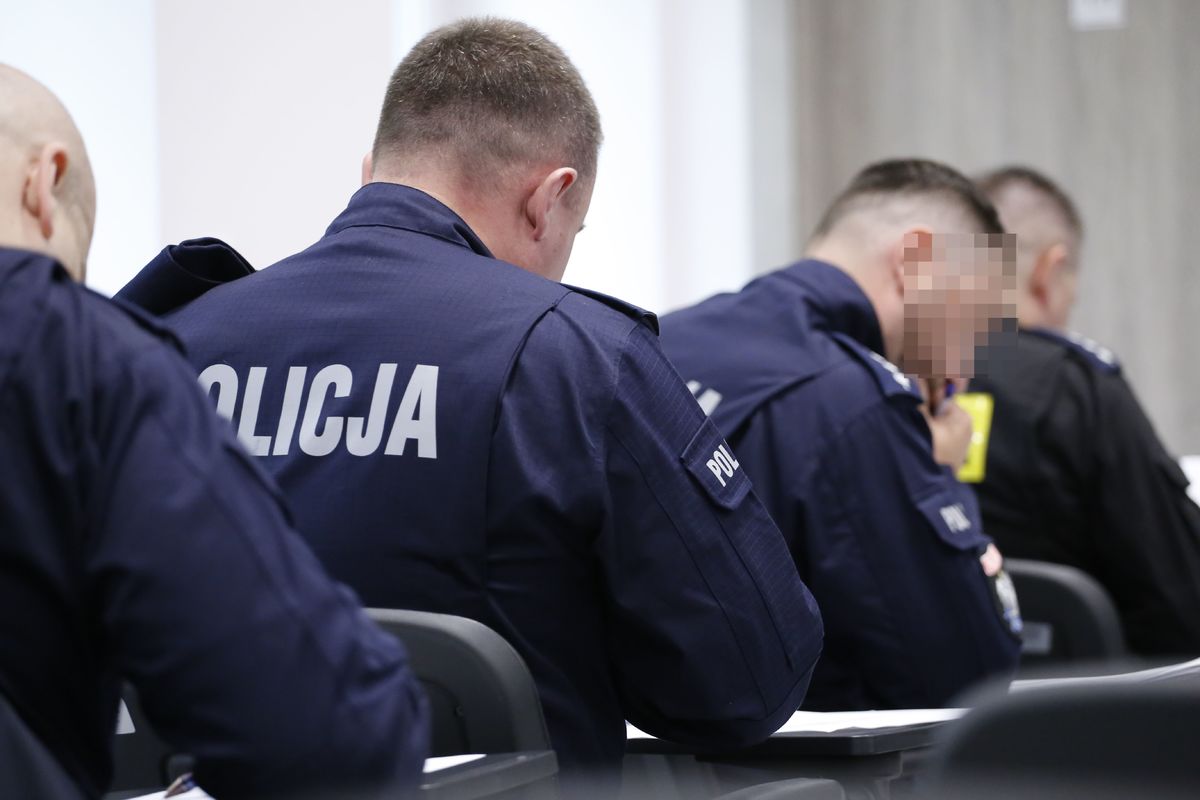 Policjanci rozwiązuja testy z wiedzy.