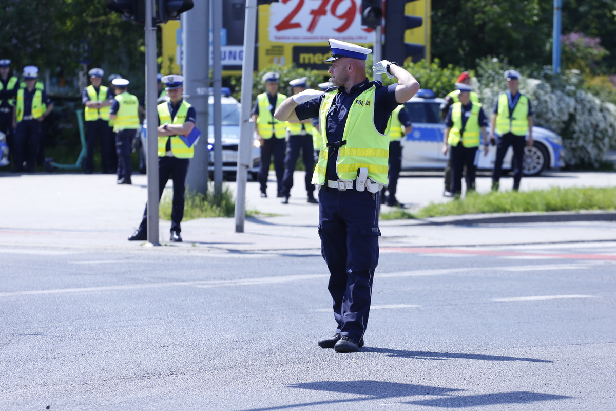 Policjant kieruje ruchem na skrzyżowaniu.