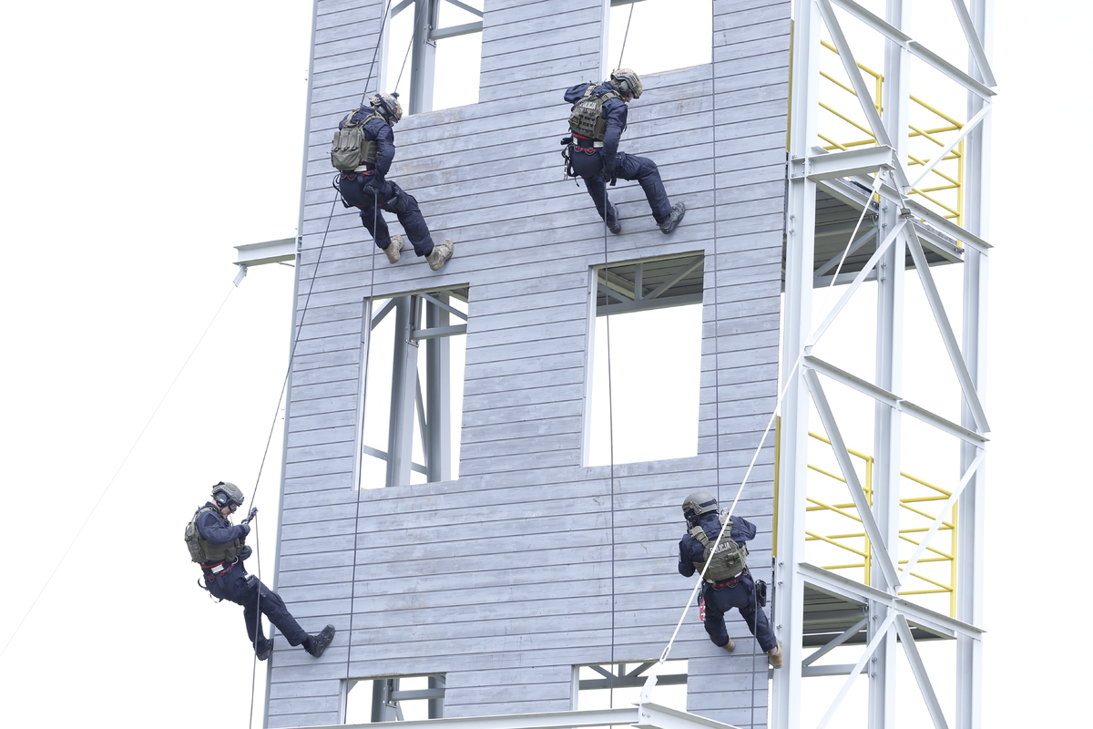 Zjazd czterech lubelskich kontrterrorystów z 14 metrowej ścianki do szkolenia wysokościowego