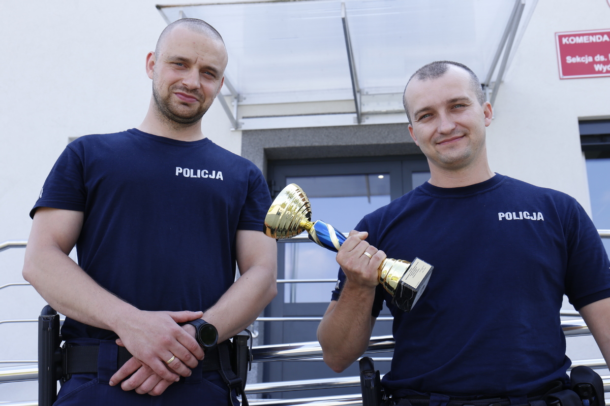 laureaci I miejsca - policjanci z Radzynia Podlaskiego z Pucharem w ręku