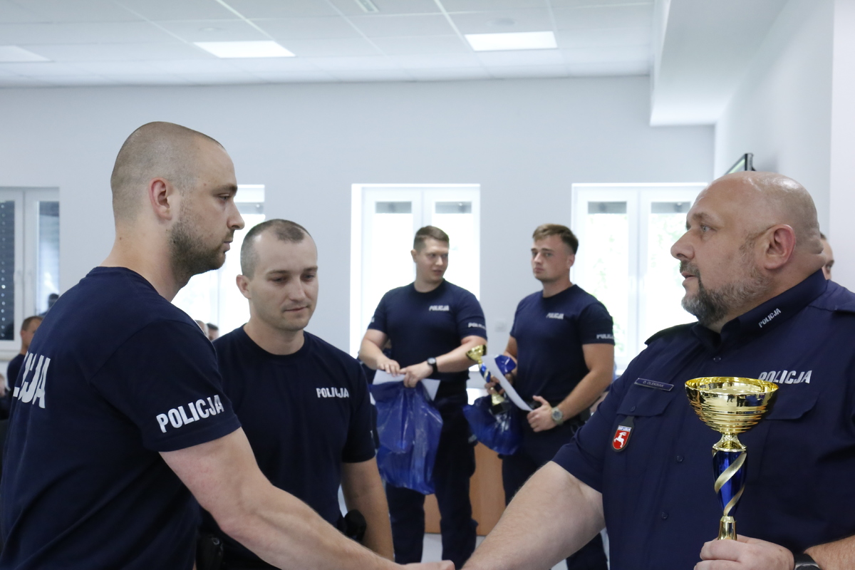 komendant Oleksiak wręcza puchar policjantowi 