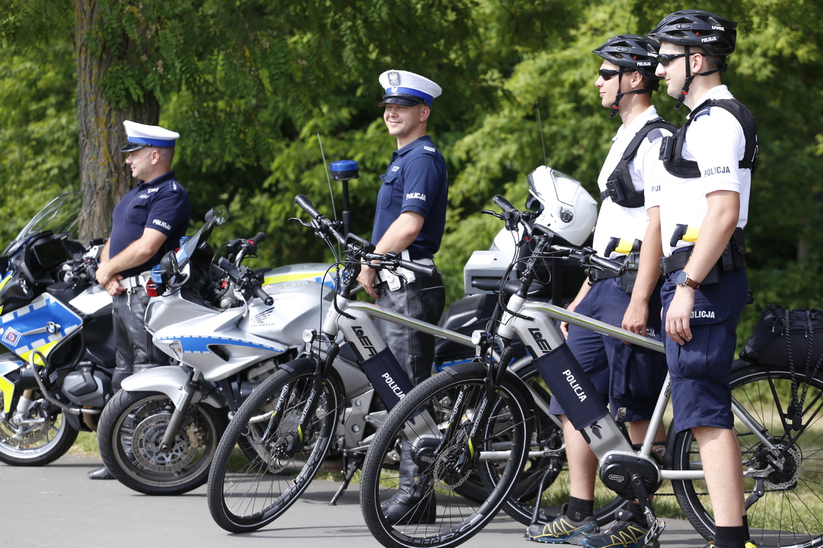 Na spotkaniu z dziennikarzami zapresentowali sie policjanci, którzy pełnią służbę na motocyklach i rowerach.