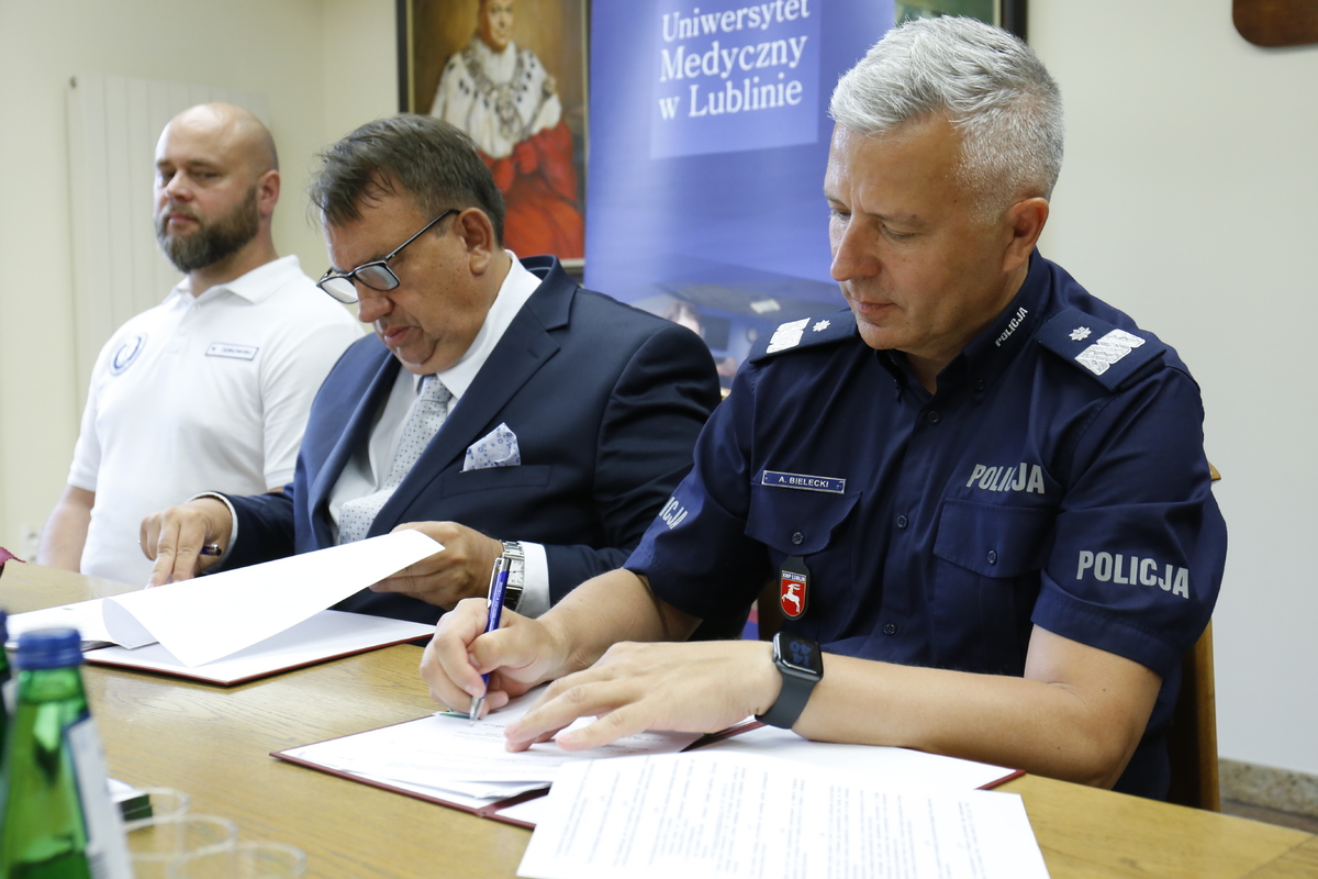 Podpisanie porozumienia przez Komendanta Wojewódzkiego Policji w Lublinie nadinsp. Artura Bieleckiego z profesorem doktorem habilitowanym n.med. Wojciechem Załuska Rektorem Uniwersytetu Medycznego w Lublinie.