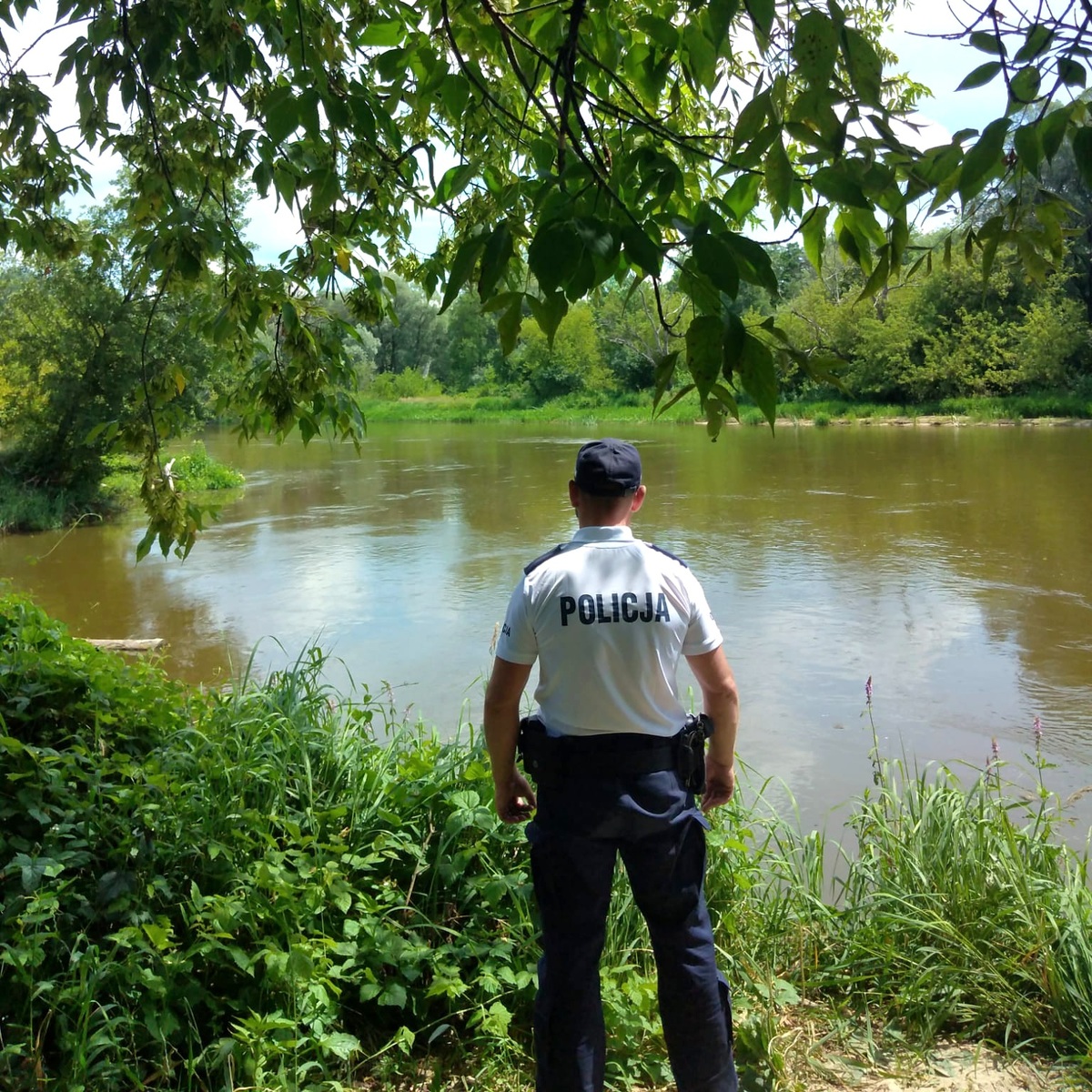policjant obserwuje rzekę Bug