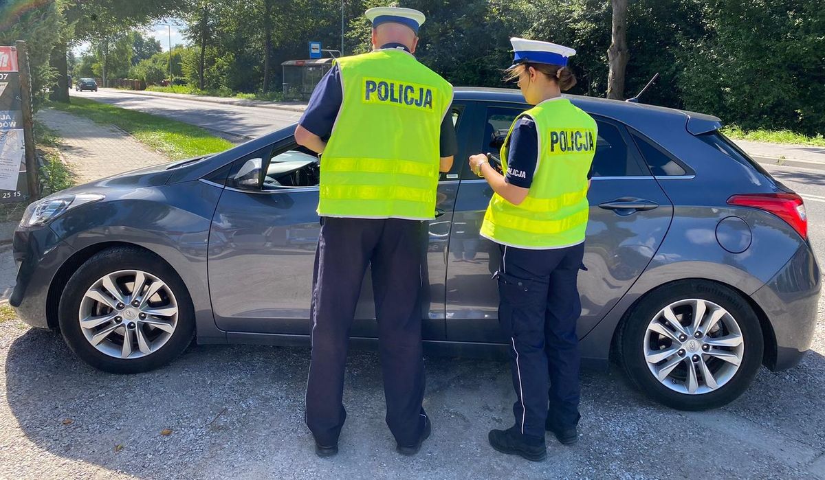 policjanci podczas kontroli drogowej