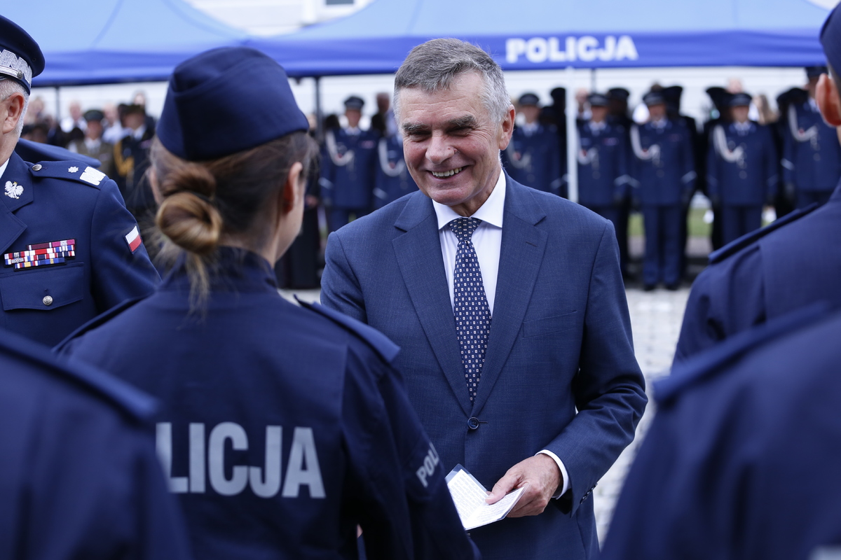 Wojewoda Lubelski Lech Sprawka gratuluje policjantce wstąpienia w szeregi policji.