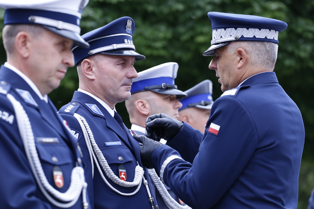 Policjant przyjmuje odznaczenie resortowe od Komendanta Wojewódzkiego Policji w Lublinie.