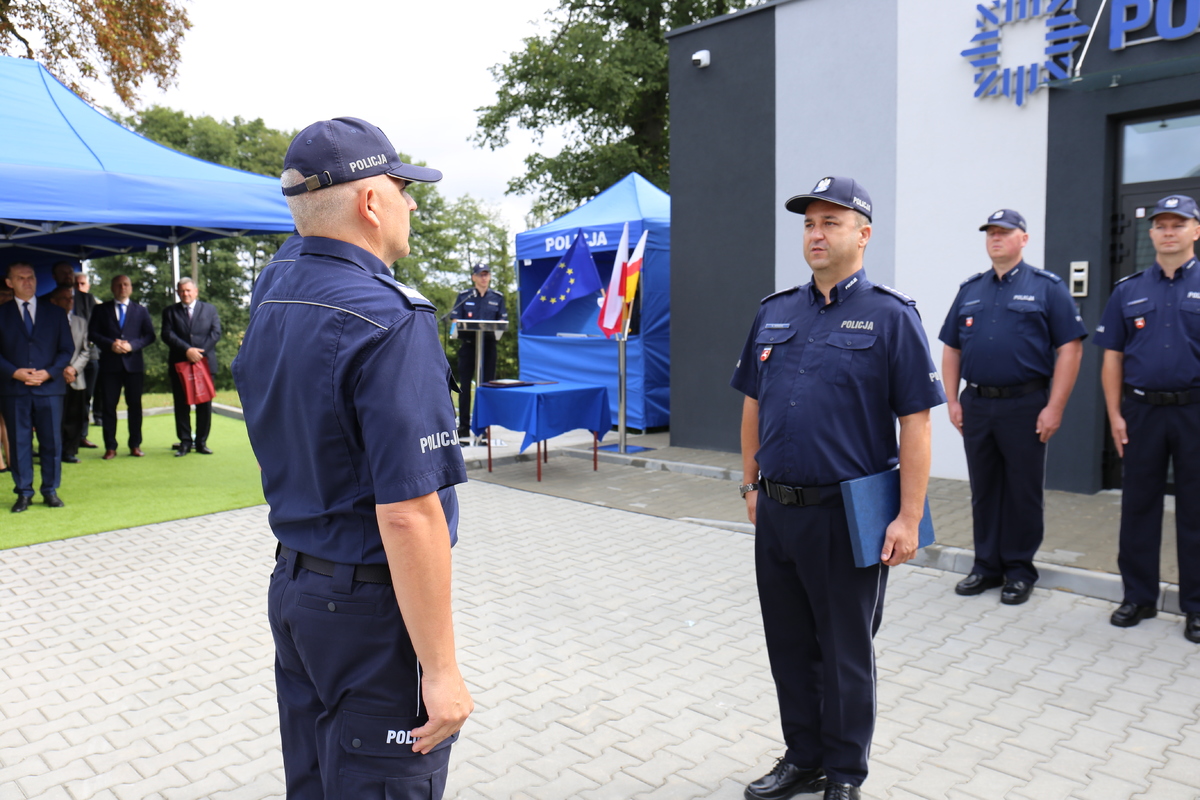 Komendant Wojewódzki Policji w Lublinie wręcza symboliczny klucz kierownikowi nowego posterunku.