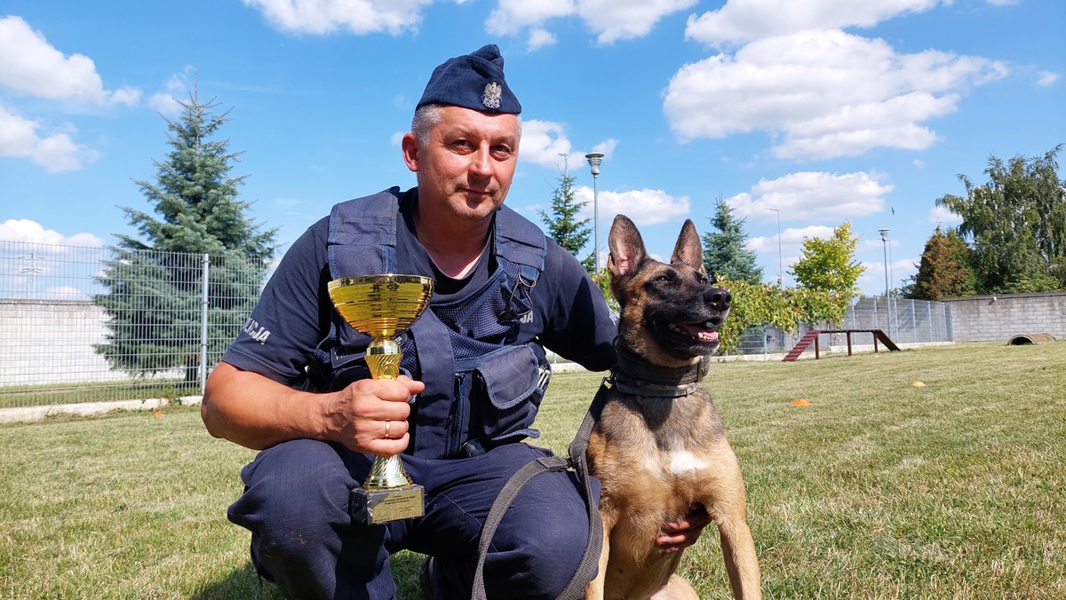 zwycięzca wojewódzkich eliminacji policjant wraz z psem służbowym