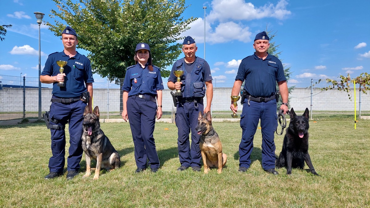 zwycięzscy policjanci wraz z psami słuzbowymi
