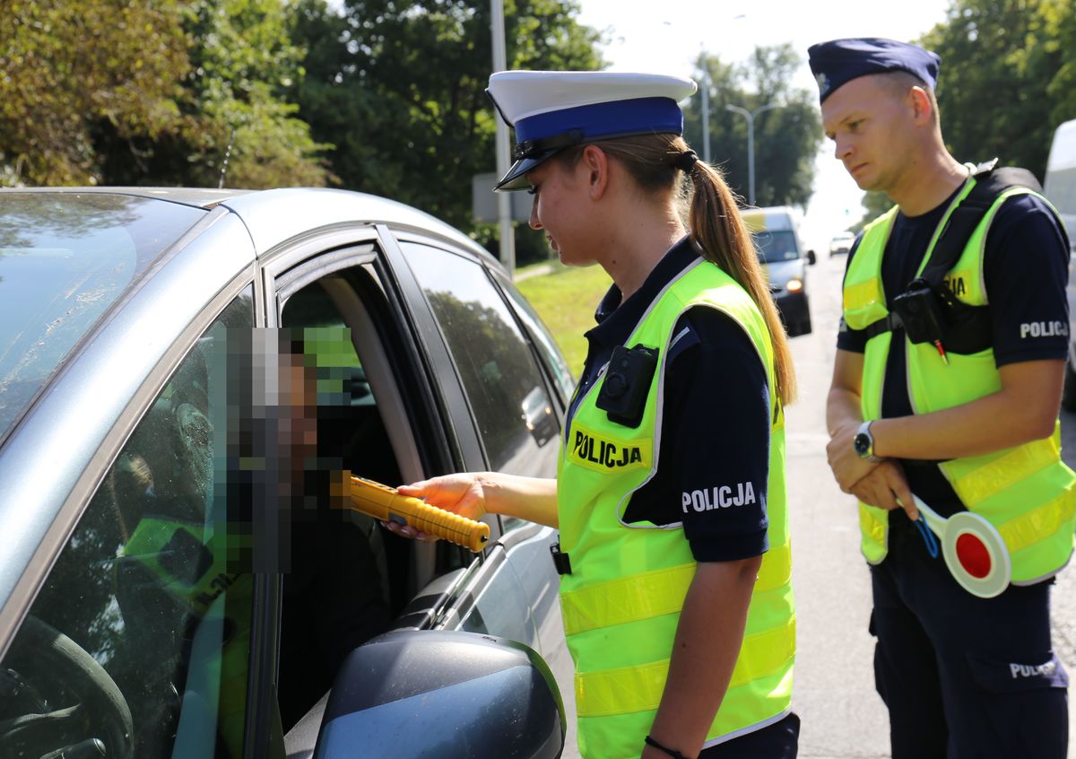 policjanci sprawdzają stan trzeźwości