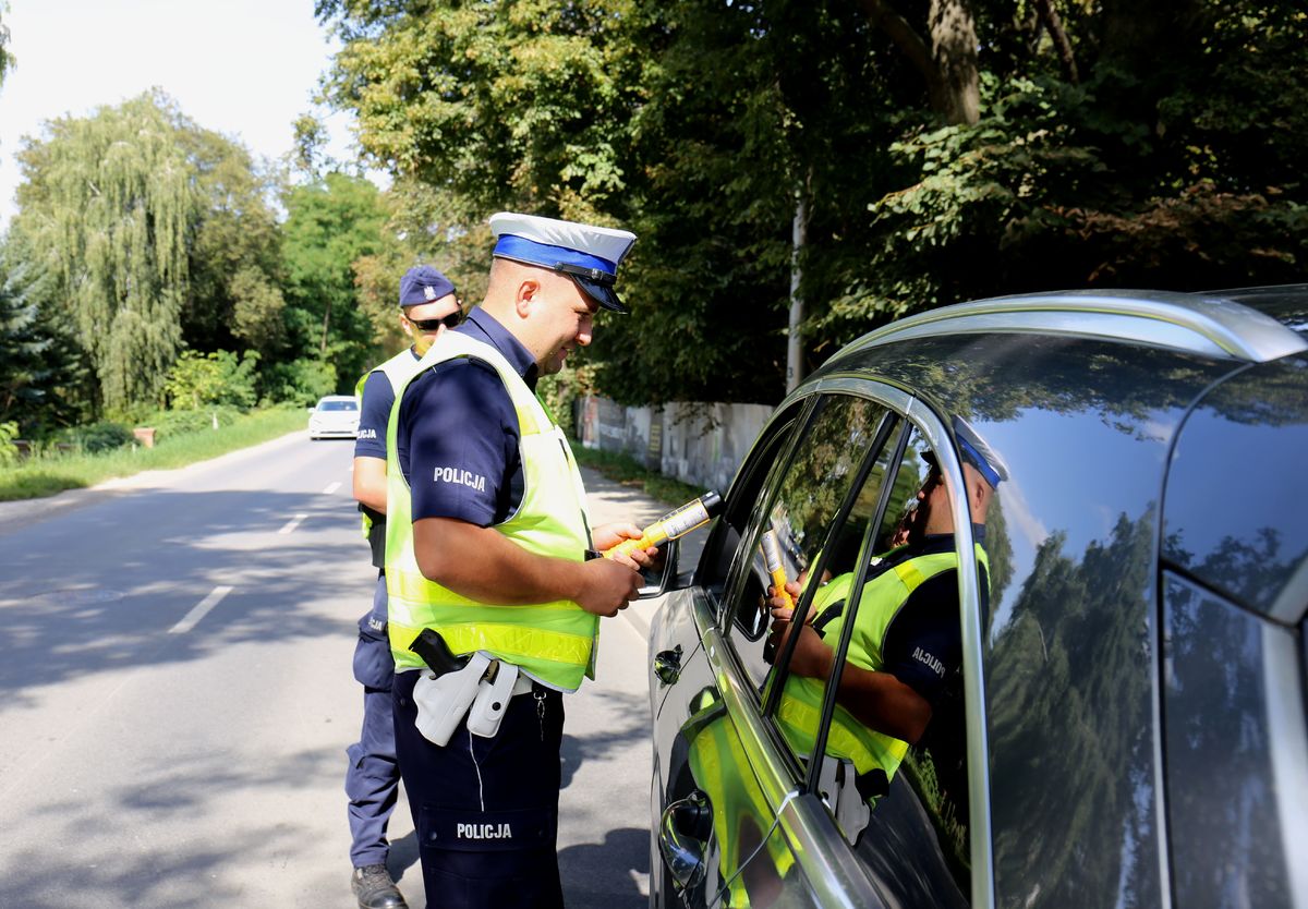 policjanci sprawdzają stan trzeźwości