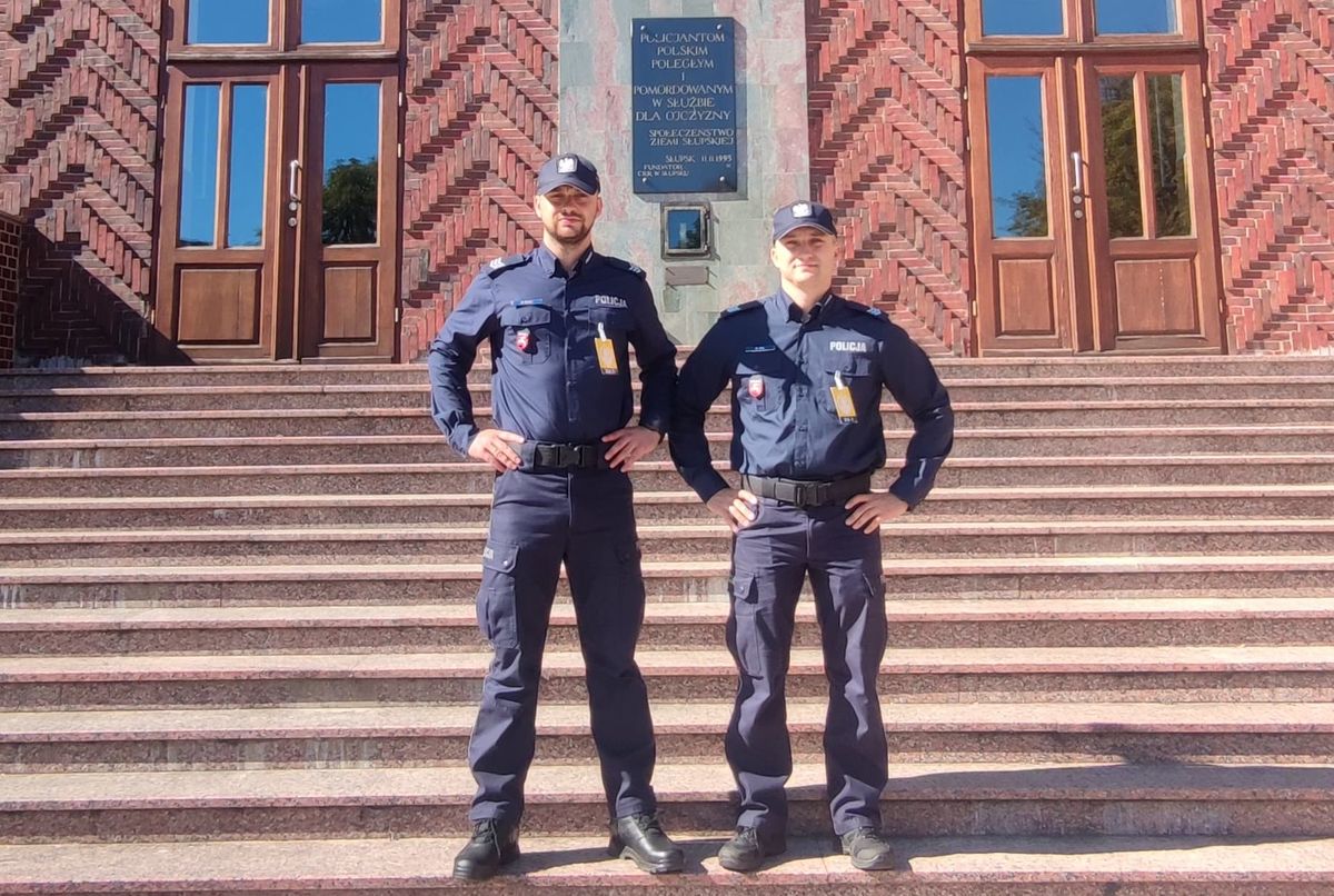 patrol z KWP w Lublinie na schodach szkoły 