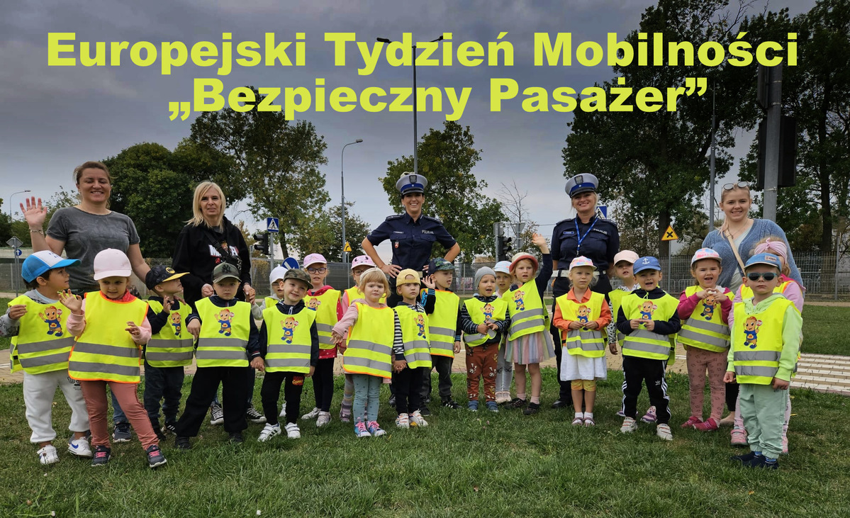 Grupowe zdjęcie dzieci i policjantek.