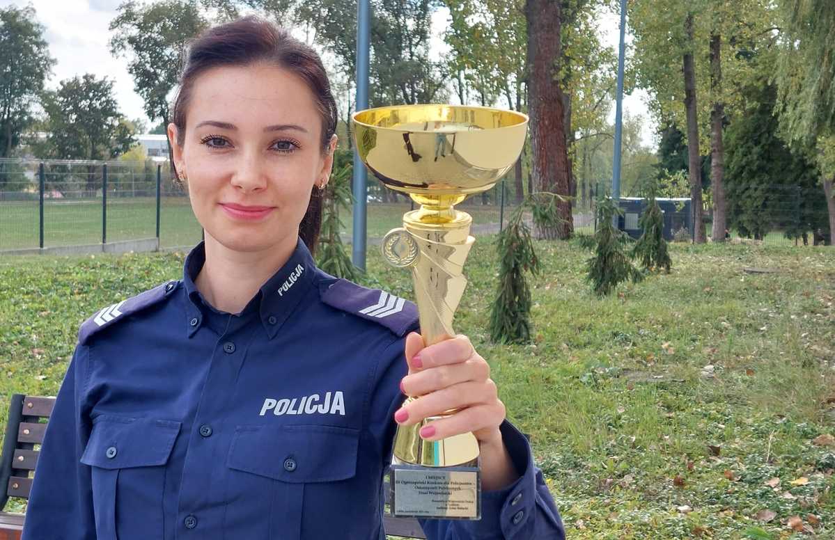 sierż. szt. Małgorzata Uszko z Komendy Powiatowej Policji w Hrubieszowie z pucharem