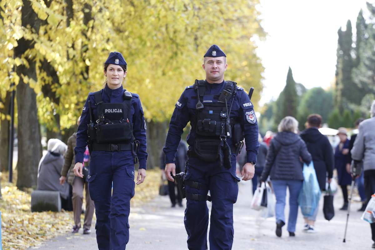 Policjanci patrolują uliczki cmentarza.