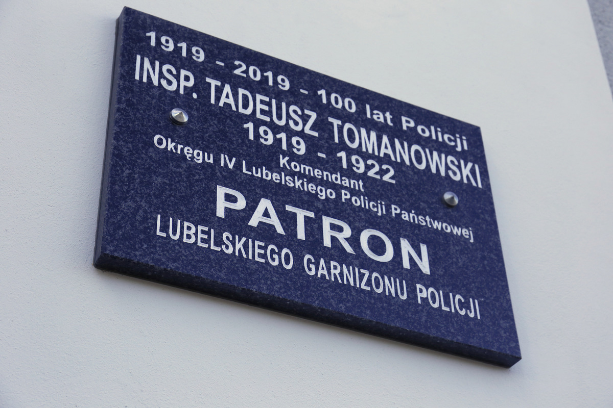 Tablica upamiętniającą Inspektora Tadeusza Tomanowskiego - patrona lubelskiego garnizonu Policji.