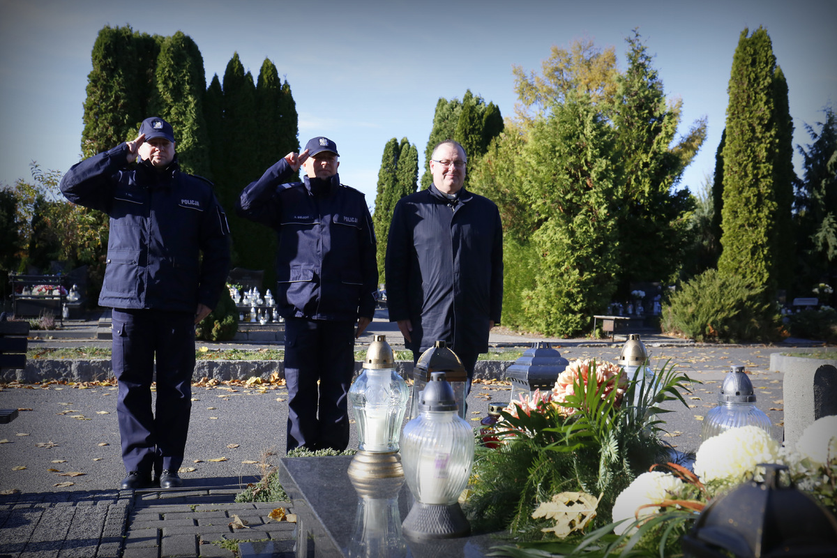 Znicz zapalono również na grobie byłego Komendanta Wojewódzkiego Policji w Lublinie inspektora Arnolda Superczyńskiego.