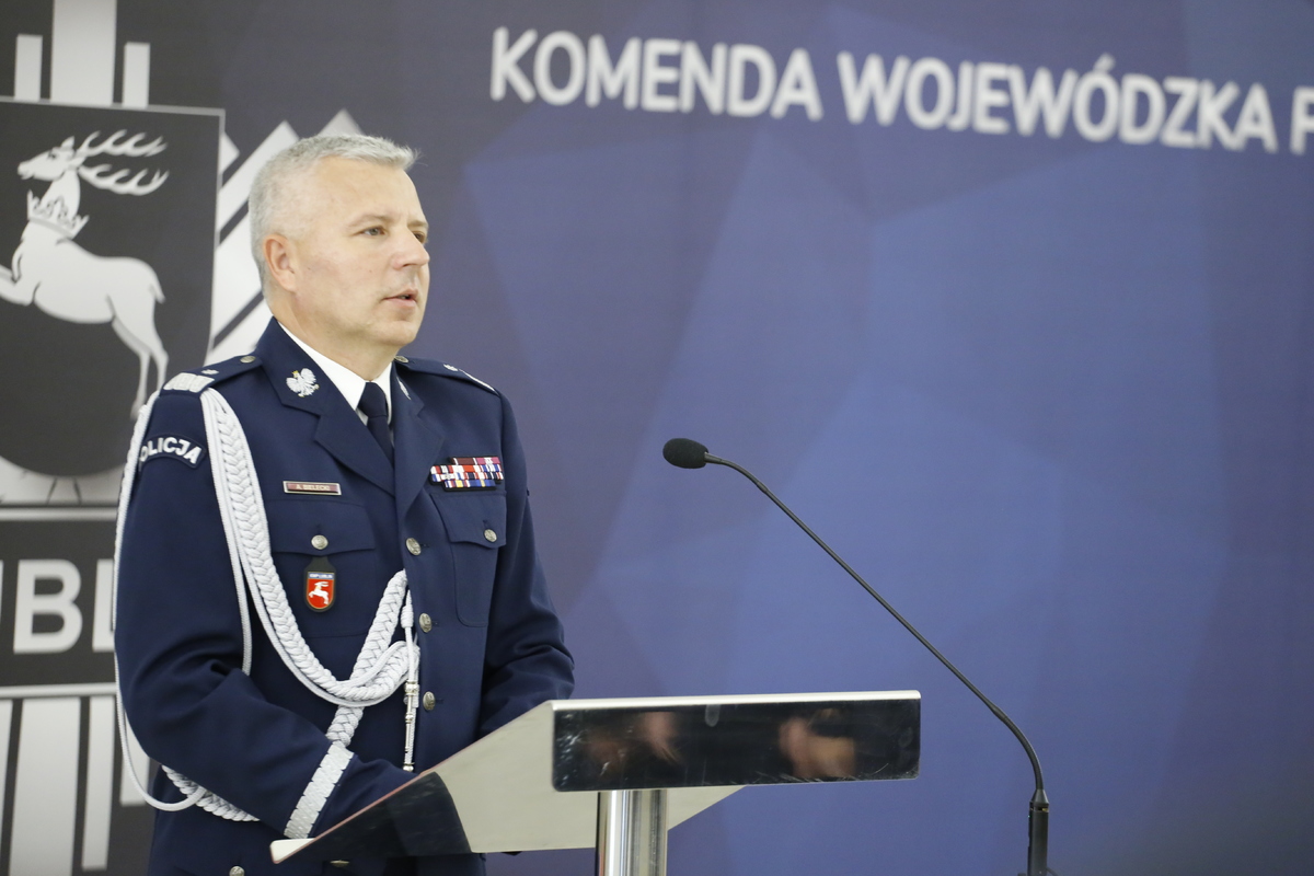 Komendant Wojewódzki Policji w Lublinie nadinspektor Artur Bielecki przemawia do zgromadzonych gości.