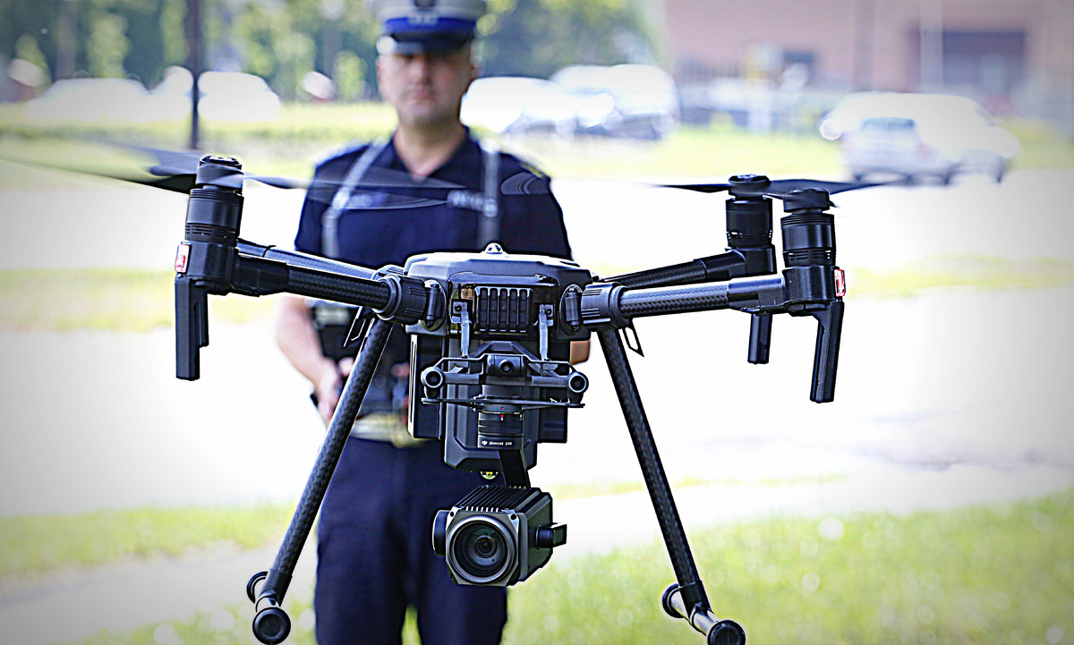 policjanci obsługują drona policyjnego