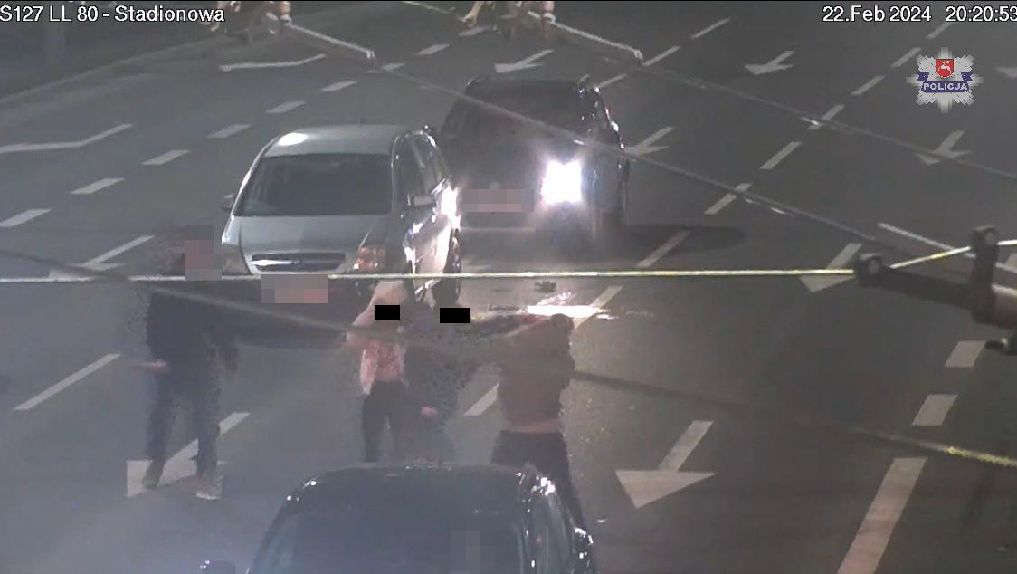 Kadr z filmu na któym widać atakowanego strażnika miejskiego.