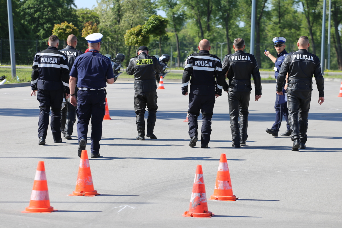 policjkanci drogówki w grupie 