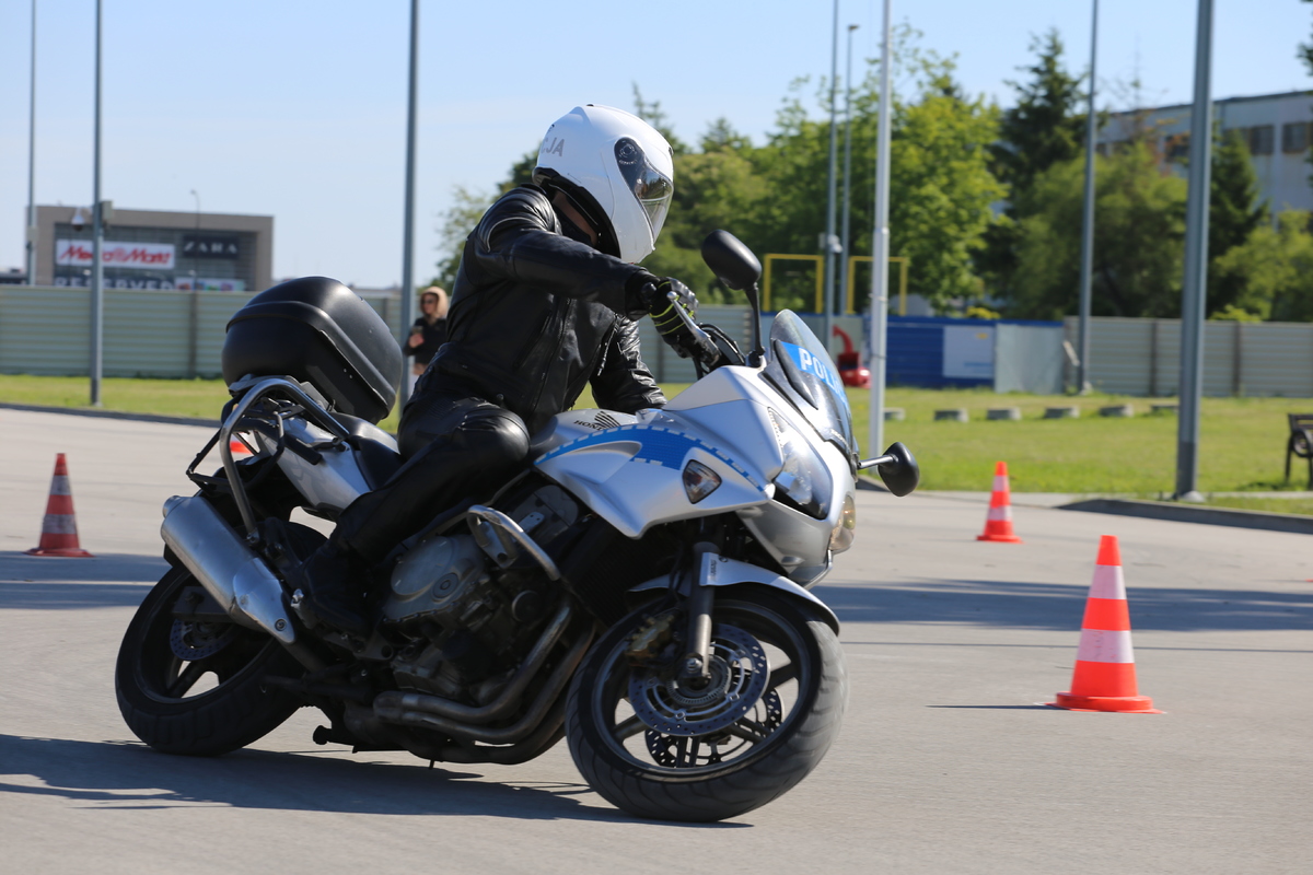 policjant na motocyklu