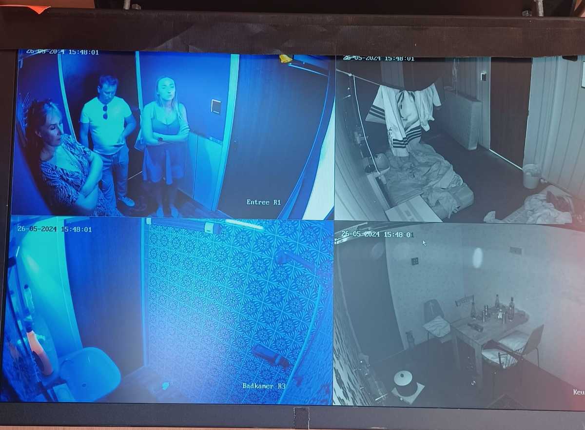 zdjęcie monitora wyświetlającego kamery z pomieszczeń