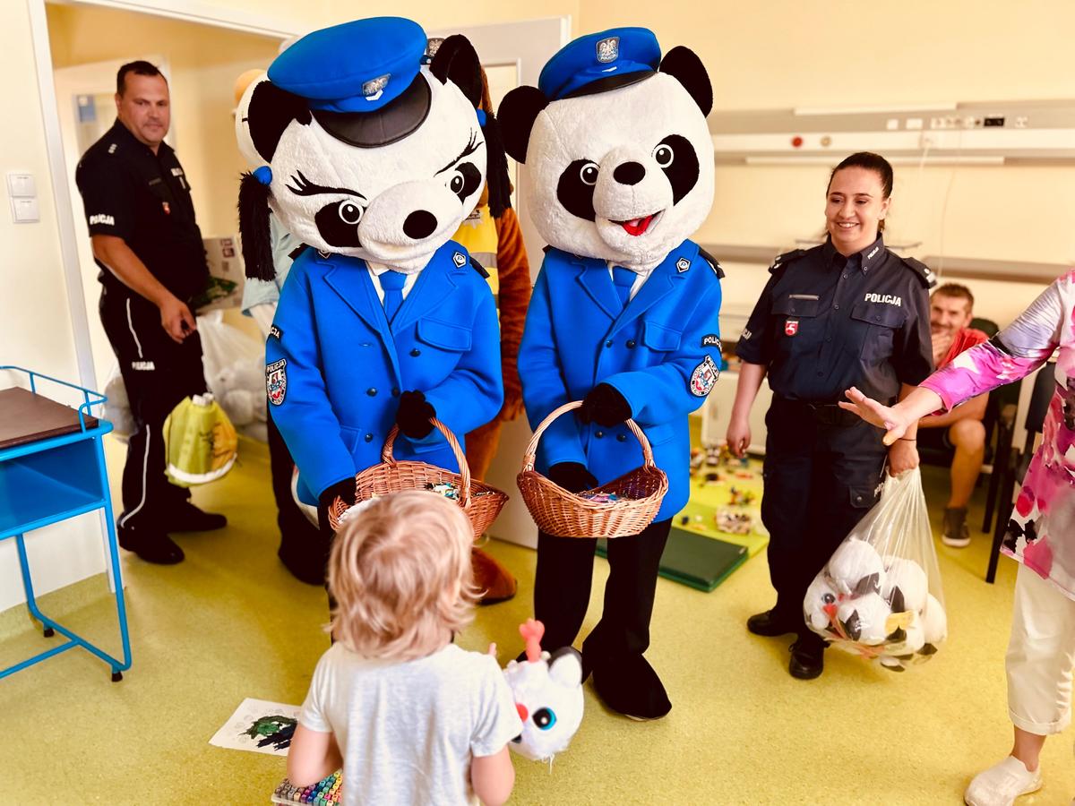 policyjna maskotka i policjanci na wizycie w dziecięcym szpitalu