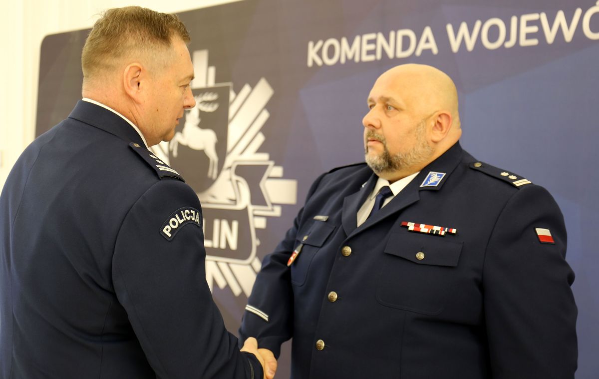 komendant Gil gratuluje komendantowi Oleksiakowi 