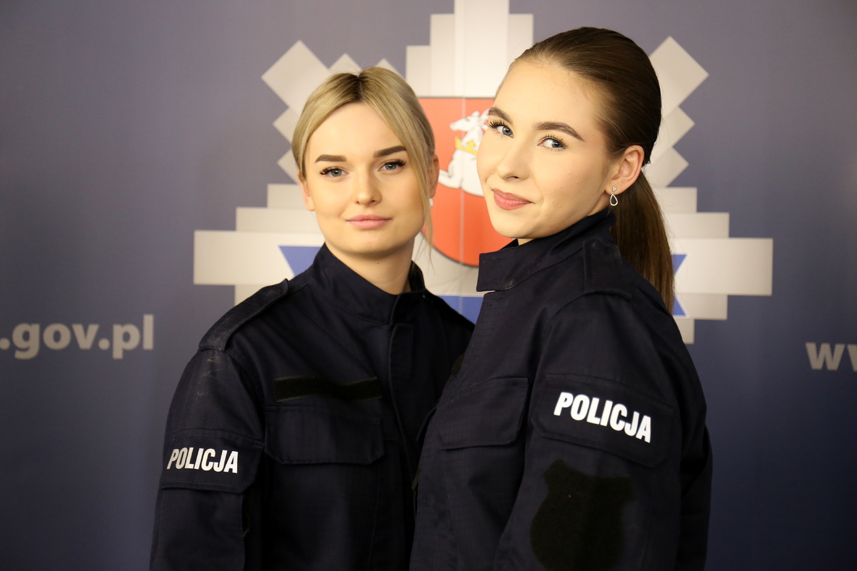 dwie policjantki pozują do zdjęcia 