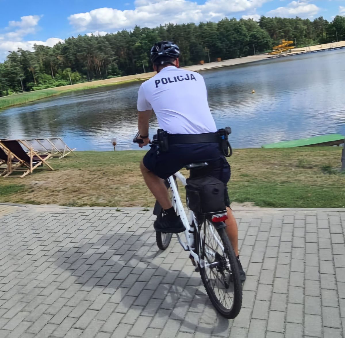 policjant na rowerze