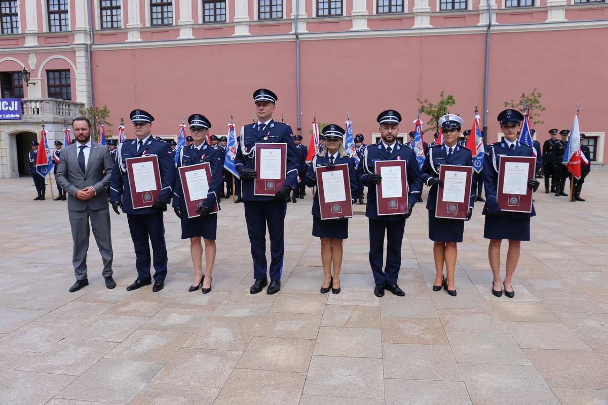 wspólne zdjęcie osób które otrzymały pamiątkowe dyplomy uznania odebrali z rąk Wojewody Lubelskiego Pana Krzysztofa Komorskiego