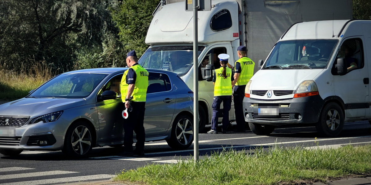 Policjanci sprawdzaja stan trzeźwośći kierowców.