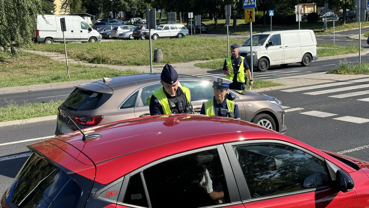 Policjanci sprawdzaja stan trzeźwośći kierowców.