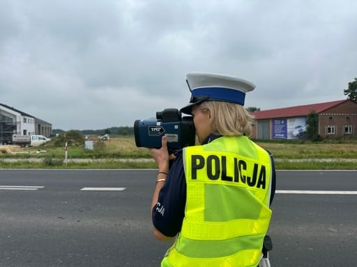 policjantka mierzy prędkość pojazdów