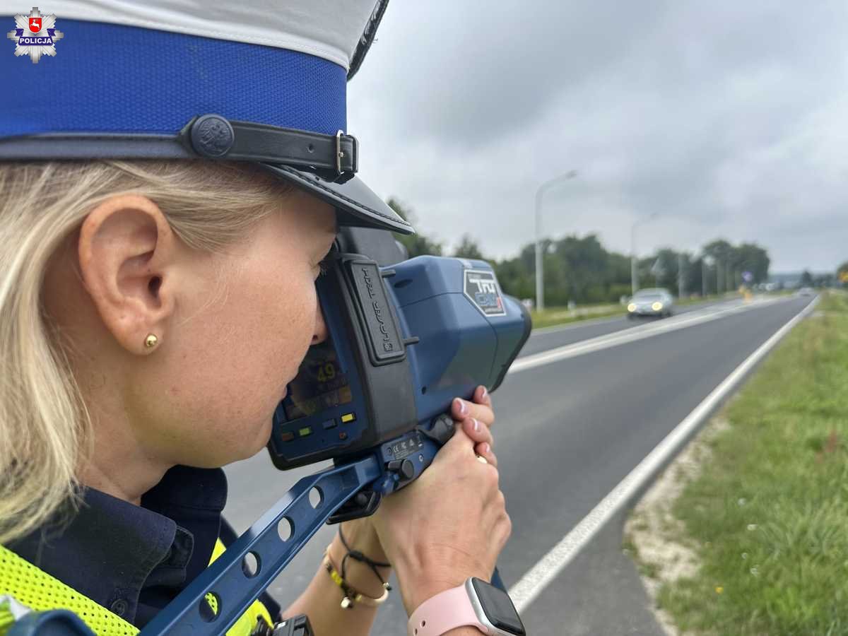 policjantka z miernikiem prędkości