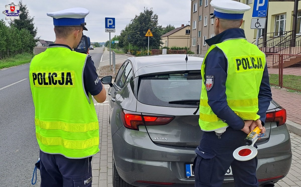 policjanci przy radiowozie