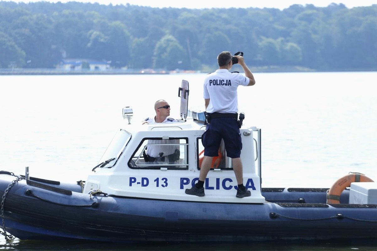 policjanci na łodzi policyjnej